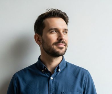 Ein Freelancer, der durch strategische Positionierung seine Sichtbarkeit erhöht und in die Zukunft blickt.