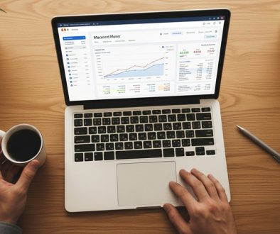 Ein Freelancer prüft seine Finanzen mit einer Steuersoftware auf dem Laptop.