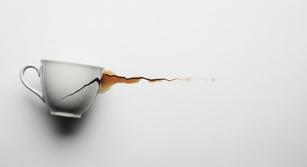 Eine einzelne, gesprungene Tasse als Metapher für die Kosten der Kundenabwanderung.