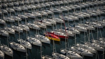 Ein einzigartiges Segelboot in einem Hafen als Metapher für ein starkes Alleinstellungsmerkmal (USP).