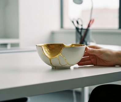 Eine Kintsugi-Schale auf einem Schreibtisch als Symbol für den positiven Umgang mit Rückschlägen.